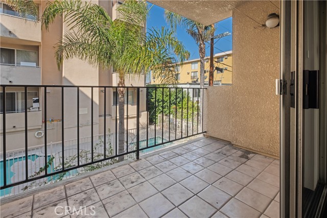 433 S Manhattan, Los Angeles CA: https://media.crmls.org/medias/fe02cc65-f35a-4e3b-bf96-11527081ea4f.jpg