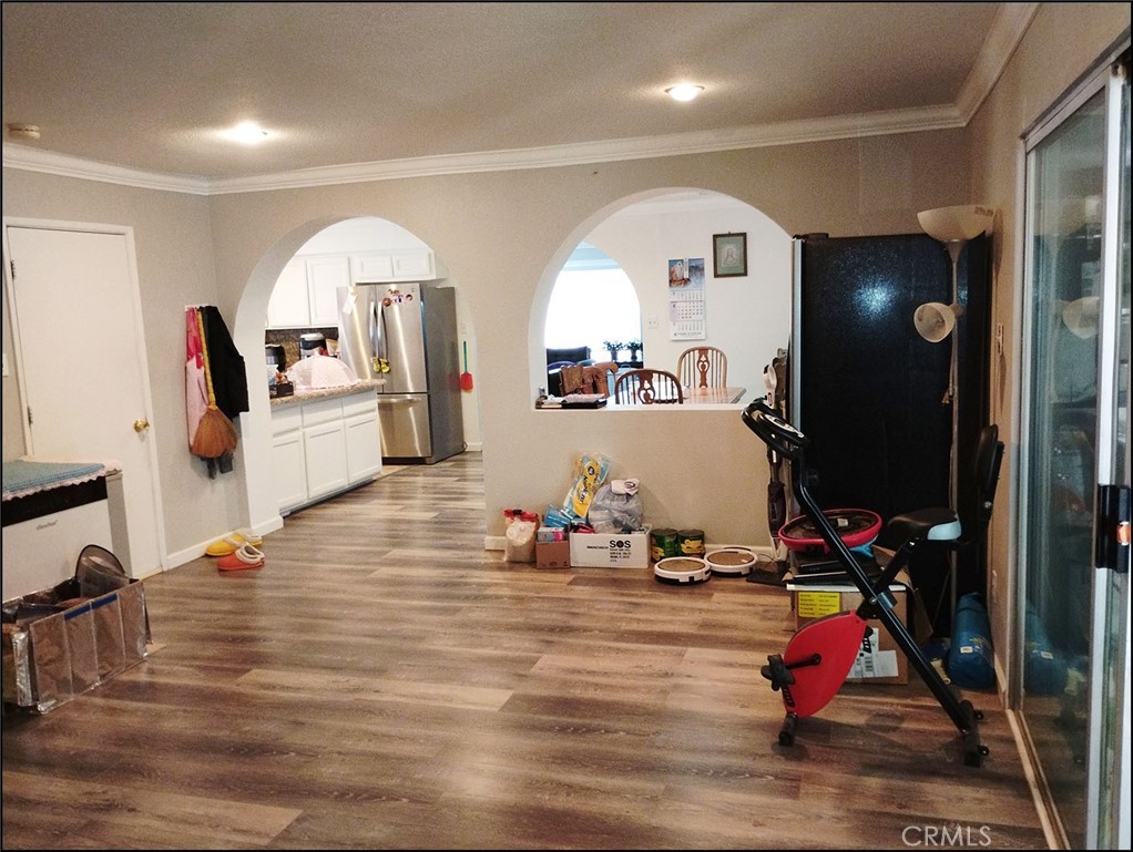 https://media.crmls.org/medias/fe077f5e-e9b3-45c8-a737-dfba8b4d2f17.jpg?preset=X-Large