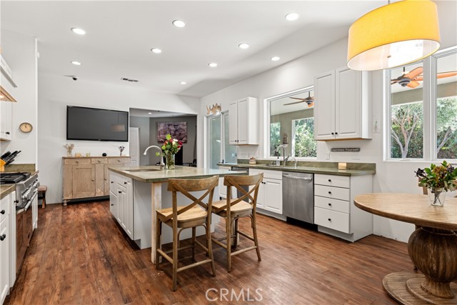 Detail Gallery Image 3 of 21 For 5150 Gloria Ave, Encino,  CA 91436 - 4 Beds | 4/1 Baths