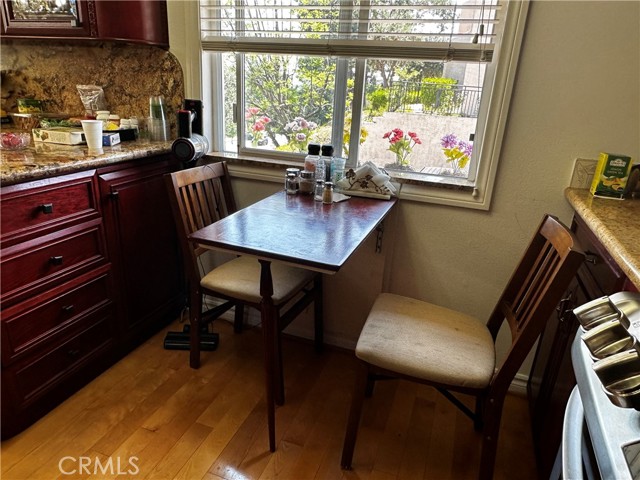 7800 Via Genova, Burbank CA: https://media.crmls.org/medias/fe0aa52b-3907-4a0b-9f93-52da16b53e2d.jpg