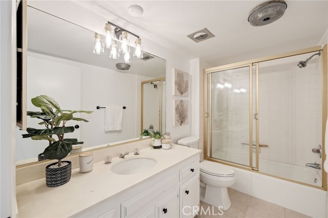 Upstairs 2nd Full Bathroom