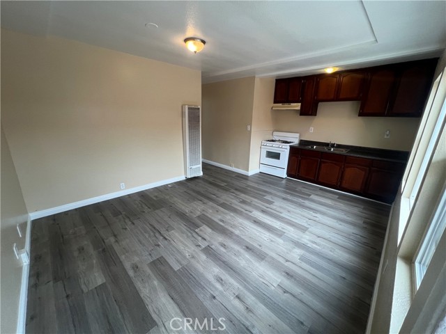Detail Gallery Image 3 of 9 For 6916 S Main St #1/2,  Los Angeles,  CA 90003 - 1 Beds | 1 Baths