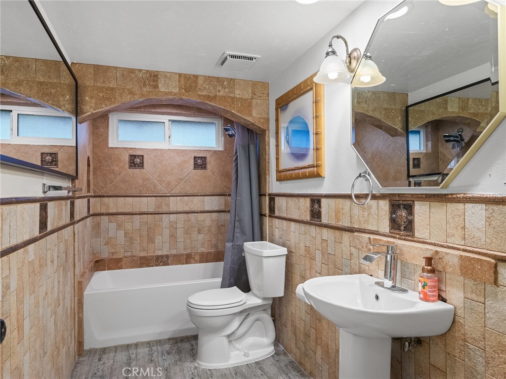 https://media.crmls.org/medias/fe0fd42e-86db-485c-81a7-27f7f7ac84ce.jpg?preset=X-Large