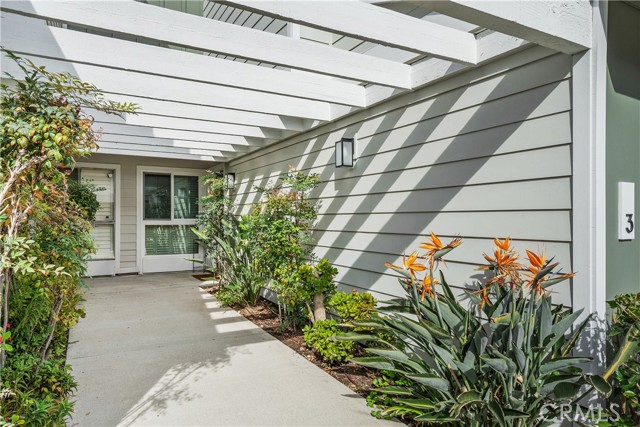 Detail Gallery Image 3 of 32 For 10056 Melinda Way #3,  Northridge,  CA 91325 - 2 Beds | 2/1 Baths