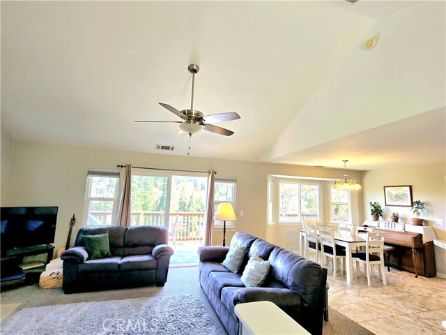 Detail Gallery Image 9 of 28 For 22337 Briarwood, Crestline,  CA 92325 - 4 Beds | 2/1 Baths