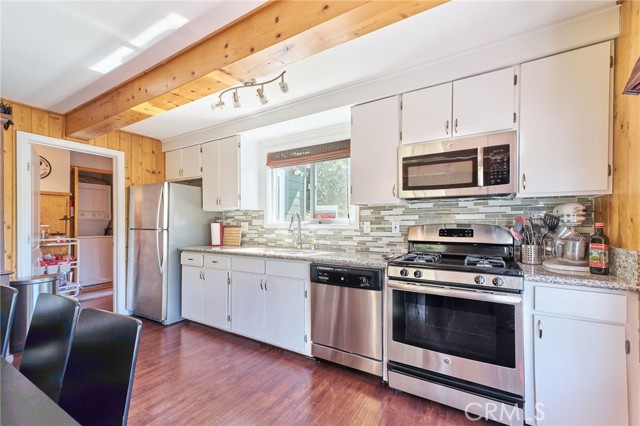 39676 Oak Glen Road, Fawnskin CA: https://media.crmls.org/medias/fe11e2cf-f3f4-49d8-bc82-f5f21949d76d.jpg