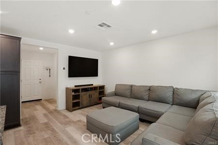 https://media.crmls.org/medias/fe12458e-8ebb-4d4e-b50f-671237451d94.jpg?preset=X-Large