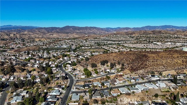 Detail Gallery Image 3 of 23 For 19868 Larbert, Canyon Country,  CA 91351 - 4 Beds | 2 Baths