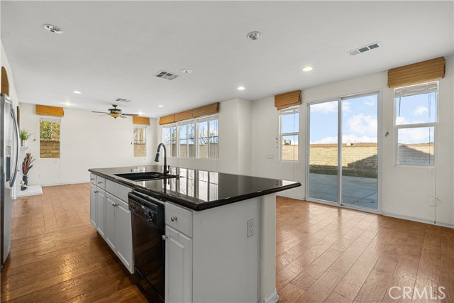 2123 Coconut Place, Palmdale CA: https://media.crmls.org/medias/fe164aab-d251-4ff3-bfaf-eb57d4d491ec.jpg