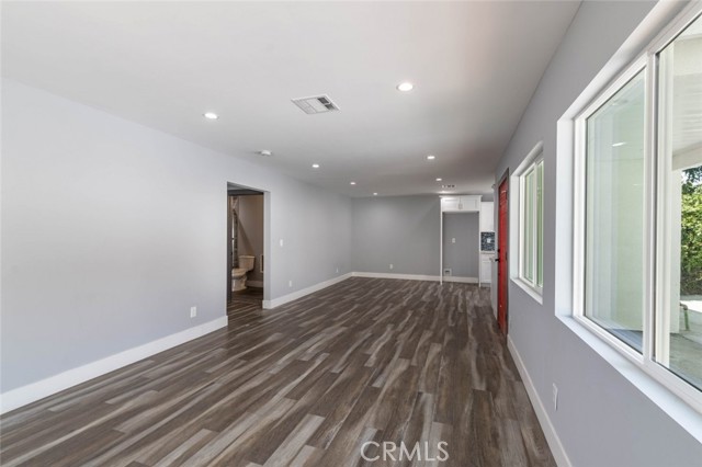 6438 Day Street, Tujunga CA: https://media.crmls.org/medias/fe1651cc-61bb-4cc2-a3da-d8e7cd0b58a5.jpg
