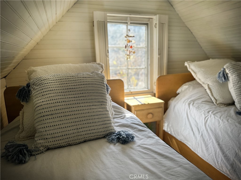 https://media.crmls.org/medias/fe17db49-e58f-49f5-b3b2-e33e55ed522f.jpg?preset=X-Large