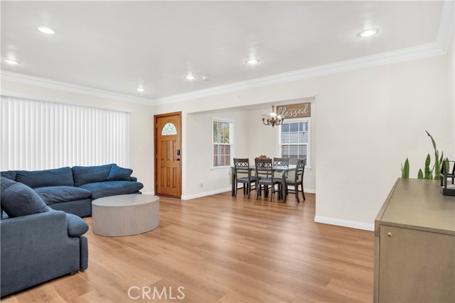 Detail Gallery Image 4 of 42 For 1343 N Whitnall Hwy, Burbank,  CA 91505 - 3 Beds | 2 Baths