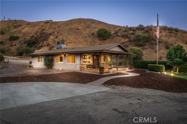 30300 Live Oak Canyon Road, Redlands CA: https://media.crmls.org/medias/fe18d7c1-a9be-4c81-9814-9963581b038a.jpg