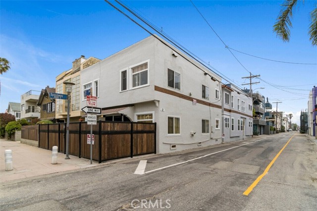12 1/2 25th Place, Venice CA: https://media.crmls.org/medias/fe19e290-baa5-4418-b10c-75788664eff3.jpg