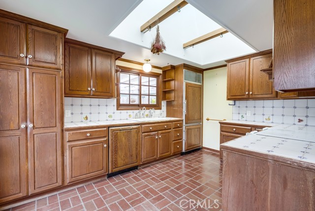 2144 Iris Place, Costa Mesa CA: https://media.crmls.org/medias/fe1a6008-6352-4149-b5b5-4469c54f67f1.jpg