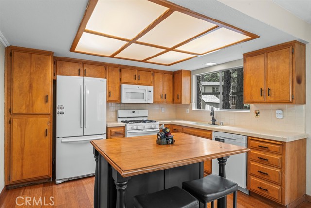 1381 Blackfoot W Trail, Lake Arrowhead CA: https://media.crmls.org/medias/fe1a6b19-97e6-4889-ba2c-39d3d93b0bfd.jpg