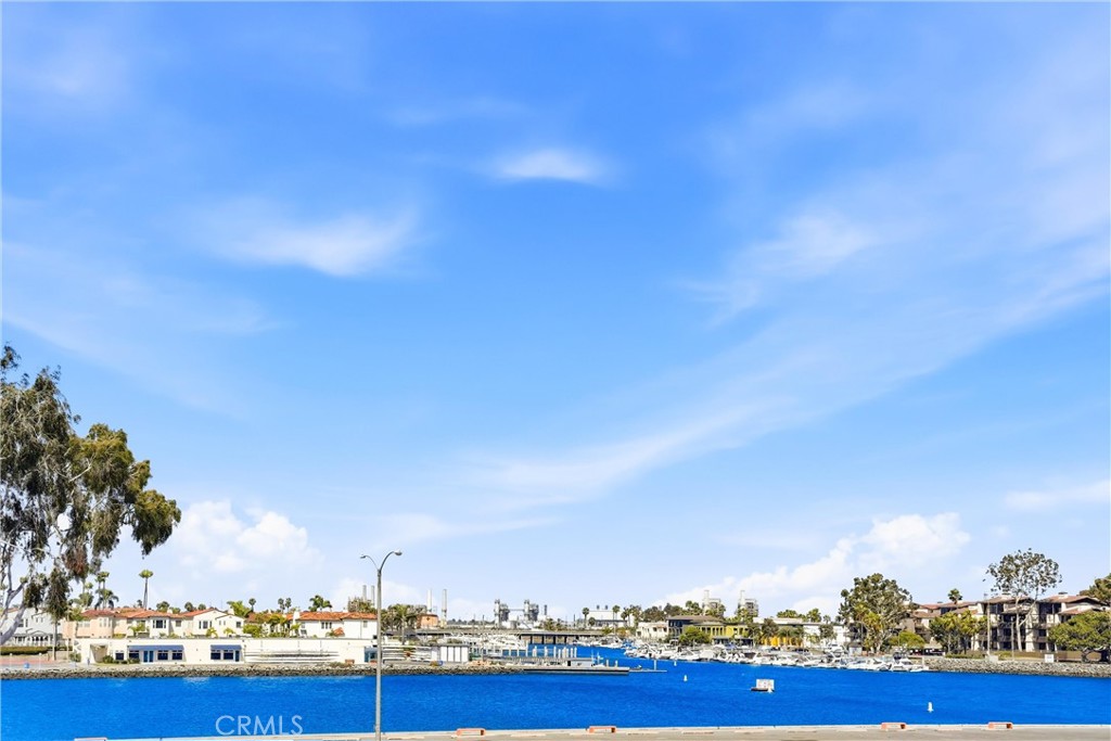 https://media.crmls.org/medias/fe1a95ae-3216-4266-af89-1d990bdc22c7.jpg?preset=X-Large