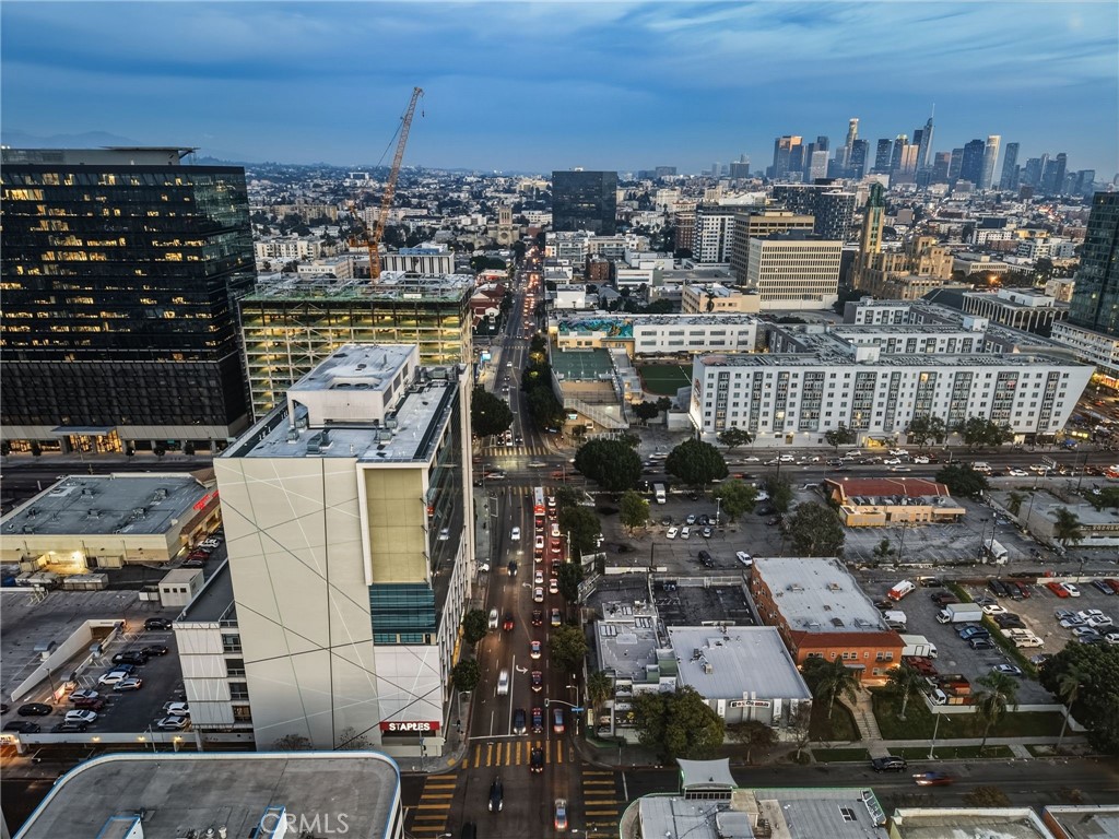 https://media.crmls.org/medias/fe1b206d-3e24-445d-8833-804ae6ae1d1f.jpg?preset=X-Large