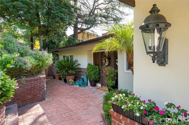 Detail Gallery Image 4 of 39 For 3342 Dunsmere, Glendale,  CA 91206 - 3 Beds | 2 Baths