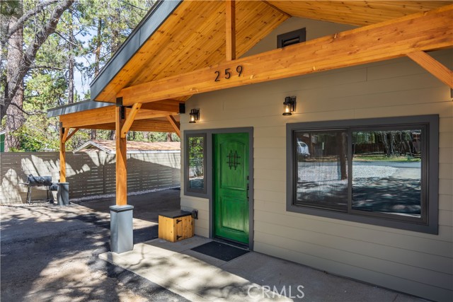 259 Victoria Lane, Sugarloaf CA: https://media.crmls.org/medias/fe21f1c1-9c72-4c5a-8164-a92a8a988164.jpg
