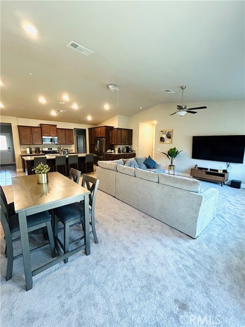 Detail Gallery Image 5 of 15 For 6140 E Laurel, Fresno,  CA 93727 - 2 Beds | 2 Baths