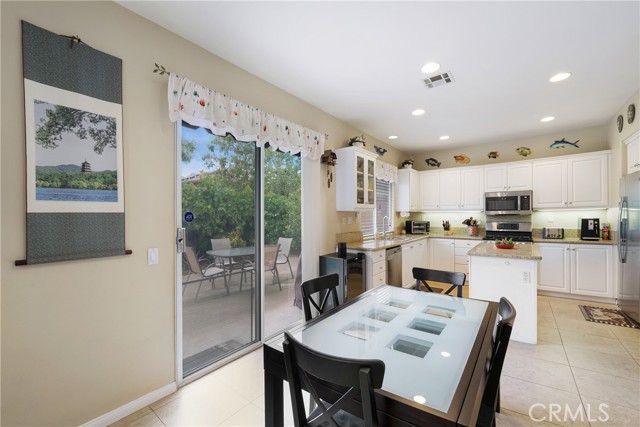 13 Arborside Way, Mission Viejo CA: https://media.crmls.org/medias/fe255b82-4eba-489e-86c4-af9e8cfaa315.jpg