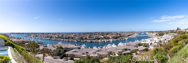 Detail Gallery Image 9 of 70 For 1409 Dolphin Terrace, Corona Del Mar,  CA 92625 - 5 Beds | 5/2 Baths