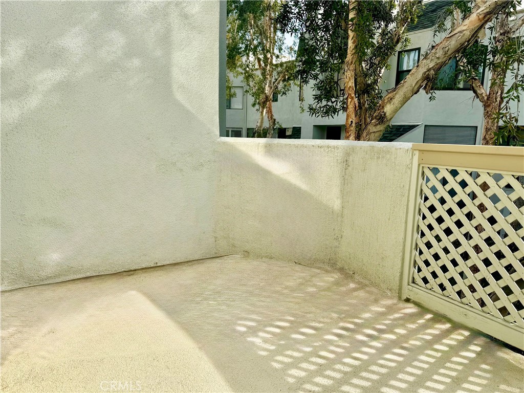 https://media.crmls.org/medias/fe2a2c6c-be46-4ebb-bc8e-34c9ac643f12.jpg?preset=X-Large