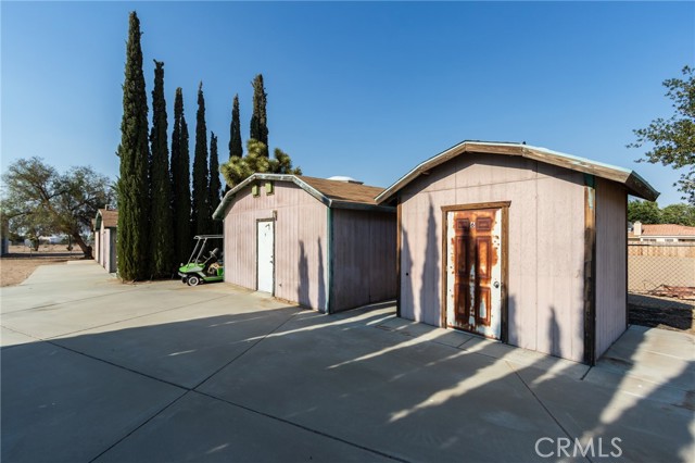 10731 Anaconda Avenue, Oak Hills CA: https://media.crmls.org/medias/fe2bfa8a-ed02-445e-97ec-185d06d1e84e.jpg