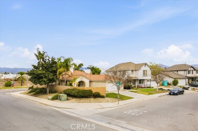 Detail Gallery Image 3 of 27 For 204 E Manchester Ln, San Bernardino,  CA 92408 - 3 Beds | 2 Baths