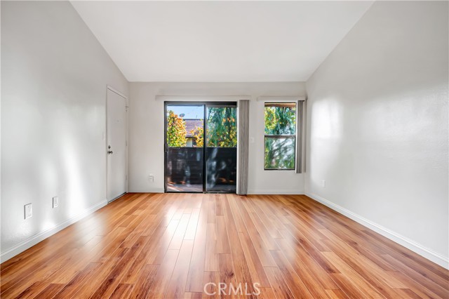 Detail Gallery Image 2 of 24 For 7308 Corbin Ave #G,  Reseda,  CA 91335 - 2 Beds | 2 Baths