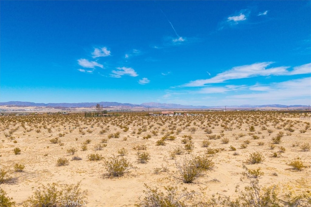 https://media.crmls.org/medias/fe331488-3fab-4cbe-bfd7-e745c1d38556.jpg?preset=X-Large