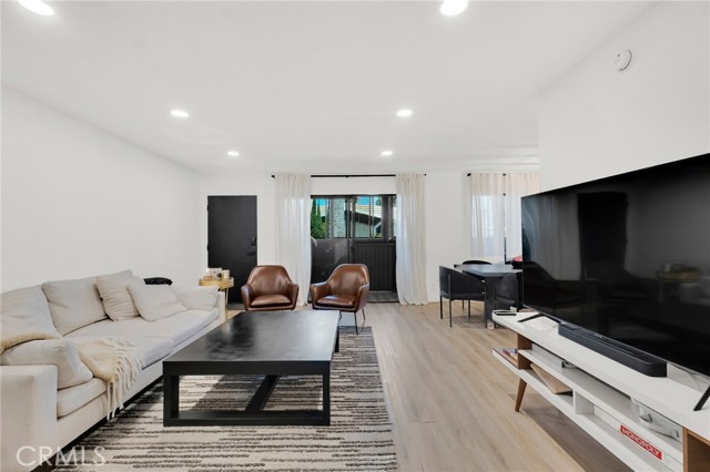 Detail Gallery Image 4 of 21 For 5530 Thornburn St #102,  Los Angeles,  CA 90045 - 2 Beds | 2 Baths
