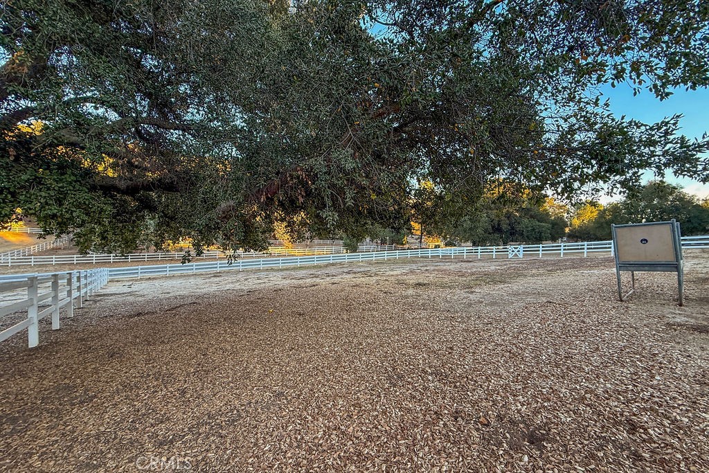 https://media.crmls.org/medias/fe33efc2-1a9d-4817-a160-ce08f97ee940.jpg?preset=X-Large