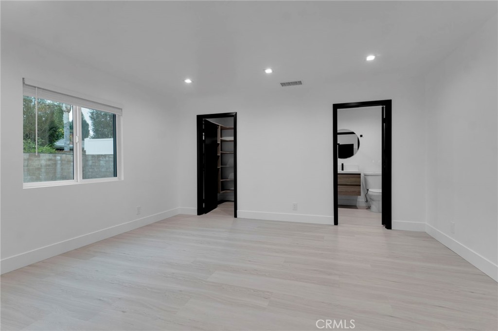 https://media.crmls.org/medias/fe363e07-0534-4af2-8791-78f018c00196.jpg?preset=X-Large