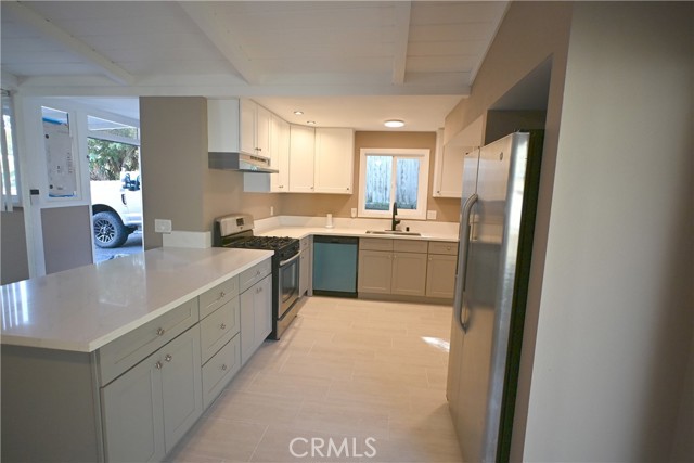 Detail Gallery Image 4 of 13 For 305 Civic Center Dr, Vista,  CA 92084 - 3 Beds | 2 Baths