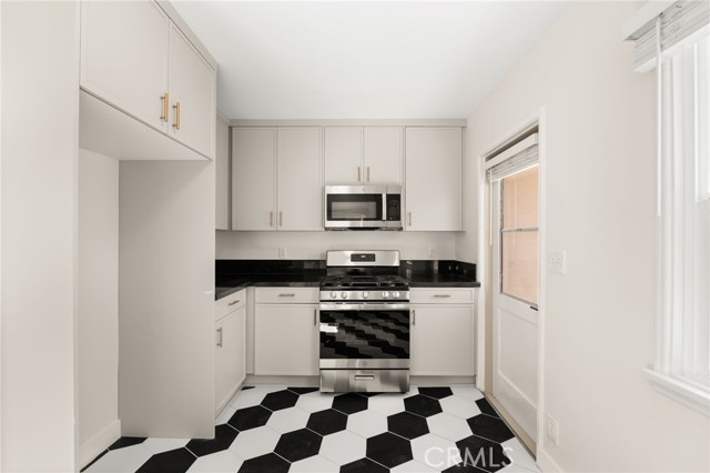 Image 10 of 47 For 2155 Euclid Avenue