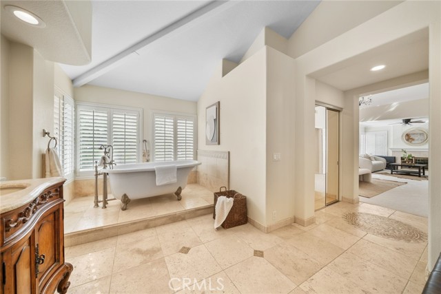 15 Pebble Beach, Coto de Caza CA: https://media.crmls.org/medias/fe39cad6-7384-4c4f-a40b-b67cf87369da.jpg