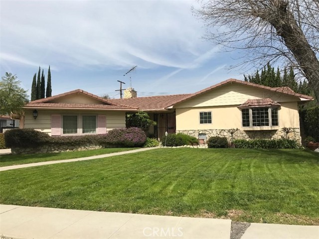 23439 Clarendon Street, Woodland Hills CA: https://media.crmls.org/medias/fe3b9a95-dce2-4cea-a723-200e8140a94a.jpg