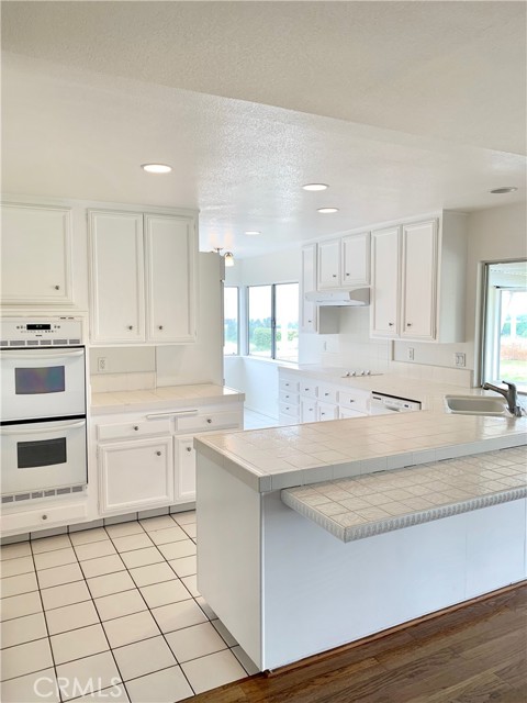 935 Tiller Way, Corona del Mar CA: https://media.crmls.org/medias/fe3c053a-41c7-4568-9d40-7b4329ffeb3e.jpg