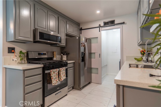 Detail Gallery Image 9 of 22 For 7554 Corbin #4,  Reseda,  CA 91335 - 2 Beds | 1 Baths