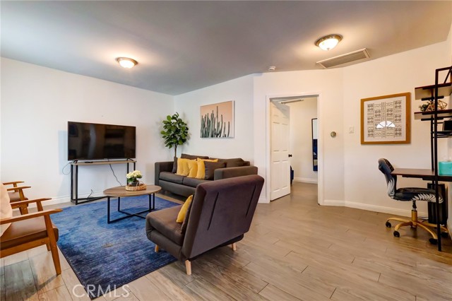 Detail Gallery Image 7 of 42 For 710 Larch St #1/2,  Inglewood,  CA 90301 - 1 Beds | 1 Baths