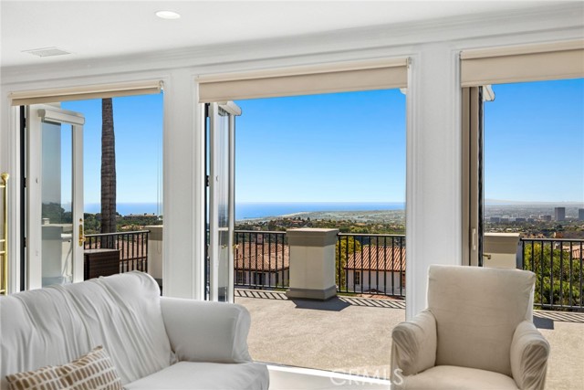 7 Vista Luci, Newport Coast CA: https://media.crmls.org/medias/fe3e20bf-5e07-4ddf-9a2b-bad0b5da5251.jpg