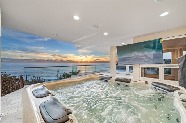 Detail Gallery Image 3 of 73 For 21 Bay, Laguna Beach,  CA 92651 - 6 Beds | 6/1 Baths