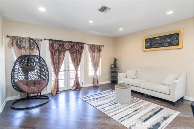 18948 Lassen Street, Northridge CA: https://media.crmls.org/medias/fe3fd29e-67d3-46a7-8317-803a2df9192e.jpg