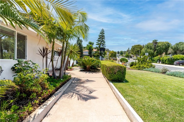 Detail Gallery Image 2 of 50 For 3822 S Cloverdale Ave, Los Angeles,  CA 90008 - 5 Beds | 3 Baths