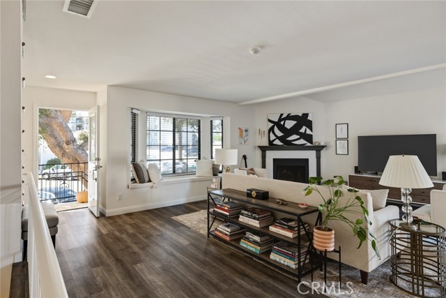 Detail Gallery Image 2 of 36 For 240 S Broadway #2,  Redondo Beach,  CA 90277 - 3 Beds | 2/1 Baths