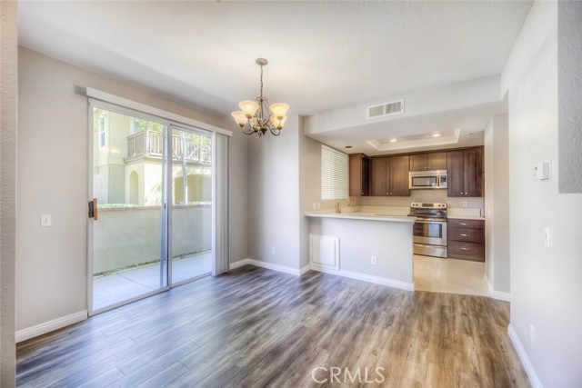 Detail Gallery Image 8 of 32 For 120 Gallery Way, Tustin,  CA 92782 - 3 Beds | 2/1 Baths