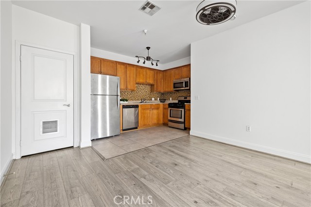 Detail Gallery Image 6 of 28 For 6938 Laurel Canyon Blvd #304,  North Hollywood,  CA 91605 - 2 Beds | 2 Baths