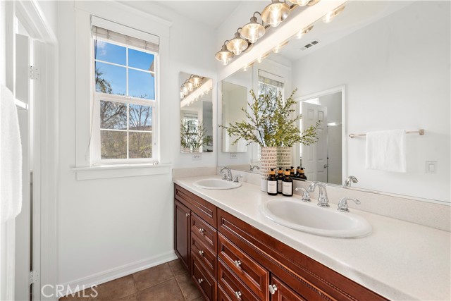 Image 19 of 43 For 8 Paddock Place